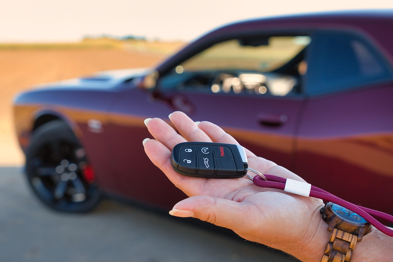 Zadbane auto sprzedaje się łatwiej? Wizualne przygotowanie samochodu do oględzin i ogłoszenia sprzedaży kluczyki do samochodu